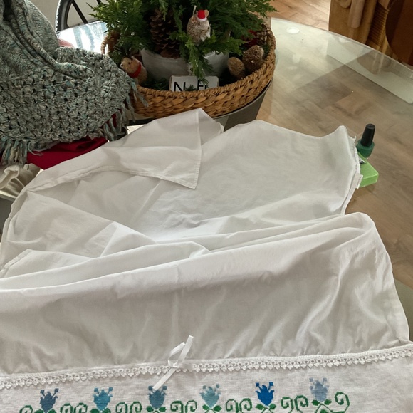 Cotton table runner or make into curtain - Picture 3 of 4